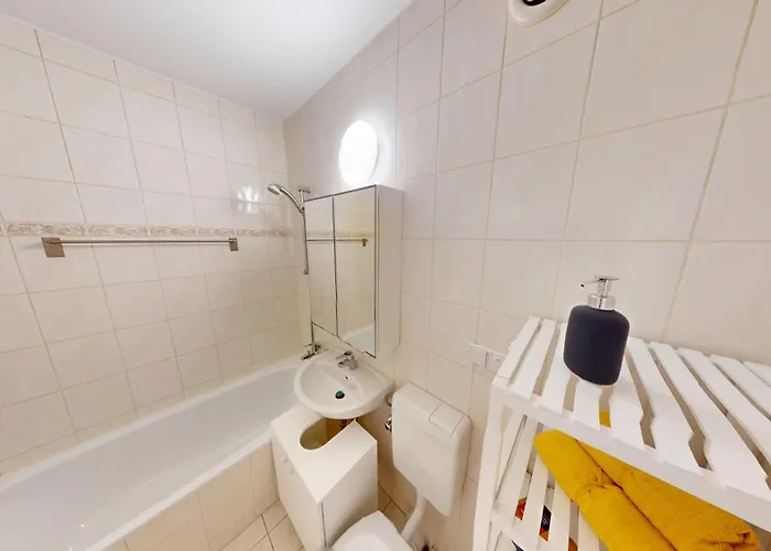 Wohlfuehlapartment Fuer 5 Personen, Haltestelle Der Linie 5 In Unmittelbarer Naehe, Wlan * Chemnitz